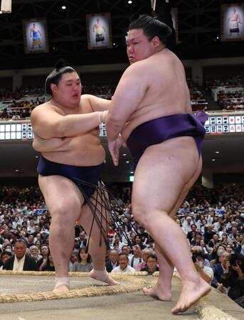 美ノ海（右）を押し出しで下した大の里（撮影・棚橋慶太）