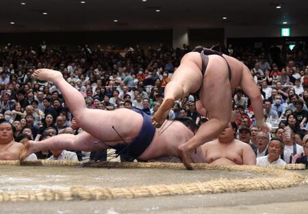 豪ノ山（左）をとったりで破った霧島（撮影・棚橋慶太）