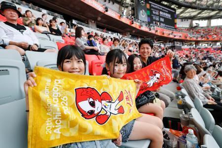 　アジア大会の開会式会場を訪れた家族＝１９日、パロマ瑞穂スタジアム