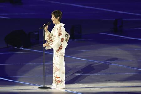 　開会式で国歌を独唱する戸田恵子