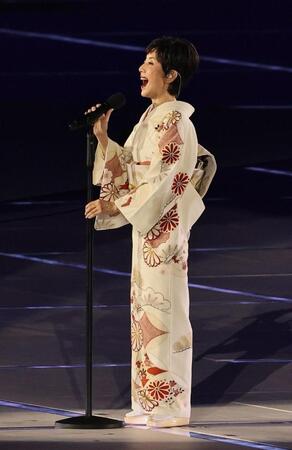 開会式で国歌を独唱する戸田恵子