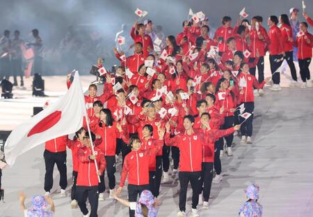 愛知・名古屋アジア大会の開会式で入場行進する日本選手団