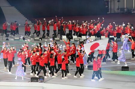 愛知・名古屋アジア大会の開会式で入場行進する日本選手団