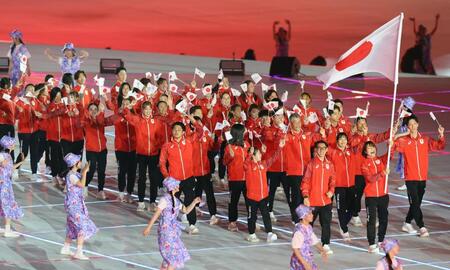 愛知・名古屋アジア大会の開会式で入場行進する日本選手団