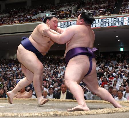 美ノ海（右）を押し出す大の里（撮影・棚橋慶太）