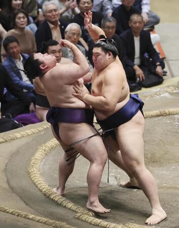 　大の里（右）が押し出しで美ノ海を下す