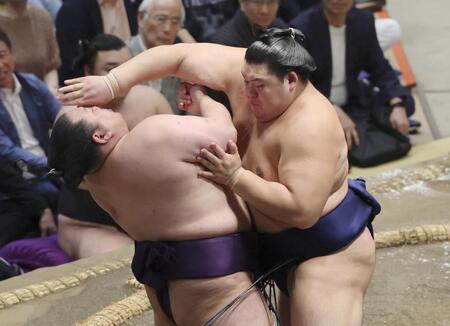 　大の里（右）が押し出しで美ノ海を下す