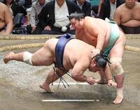 琴桜（右）が肩透かしで藤凌駕を下す
