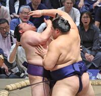 大の里（右）が押し出しで美ノ海を下す