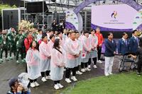 アジア大会の歓迎式典で日の丸掲揚を見る日本選手団（中央）ら