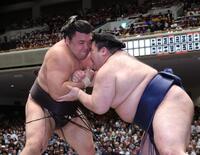 豪ノ山（右）を攻める霧島（撮影・棚橋慶太）