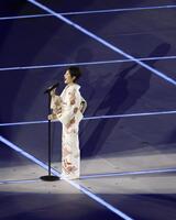 　開会式で国歌を独唱する戸田恵子