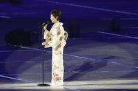 　開会式で国歌を独唱する戸田恵子