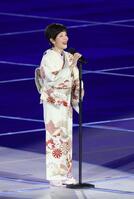 開会式で国歌を独唱する戸田恵子