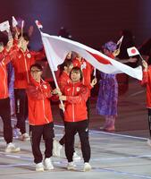 愛知・名古屋アジア大会の開会式で、日の丸を手に入場行進する旗手の中村輪夢（手前左）と藤波朱理（同右）