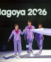 愛知・名古屋アジア大会の開会式で大会旗を運ぶ（左から）谷本歩実さん、萩野公介さん、吉田沙保里さん