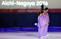 大会旗の掲揚を見つめる高橋尚子さん（手前から２人目ら）