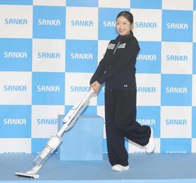 　ポーズを決める中井亜美（撮影・佐々木彰尚）