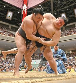 　義ノ富士（右）が上手投げで霧島を破る