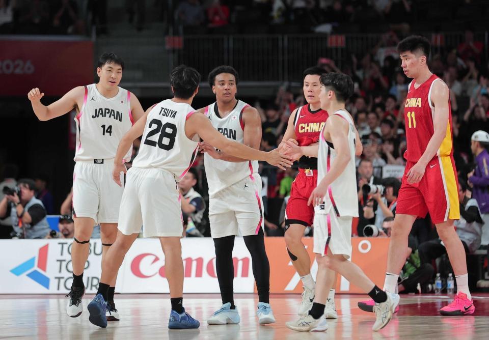 　中国に勝利し喜ぶ日本代表の選手たち