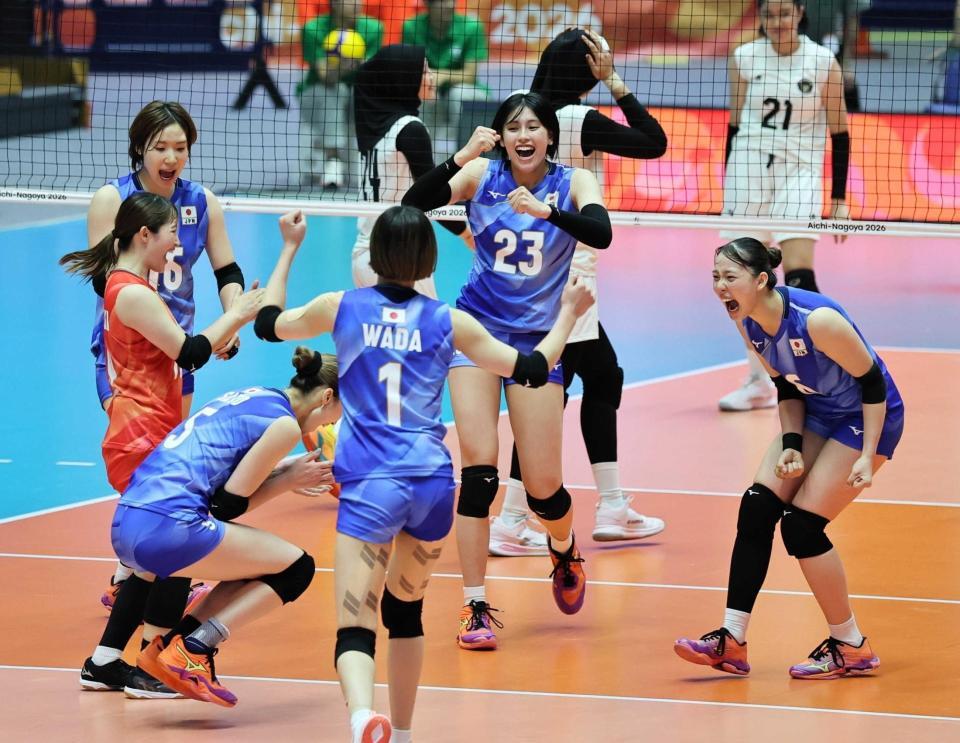 　インドネシアに勝利し喜ぶ日本の選手たち