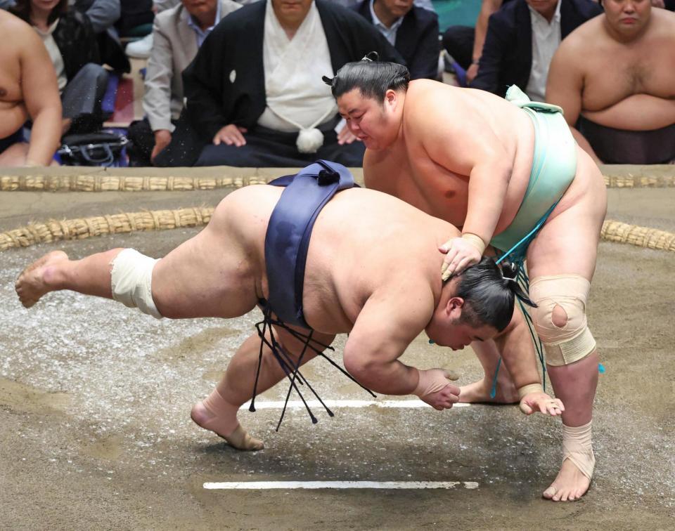 琴桜（右）が肩透かしで藤凌駕を下す