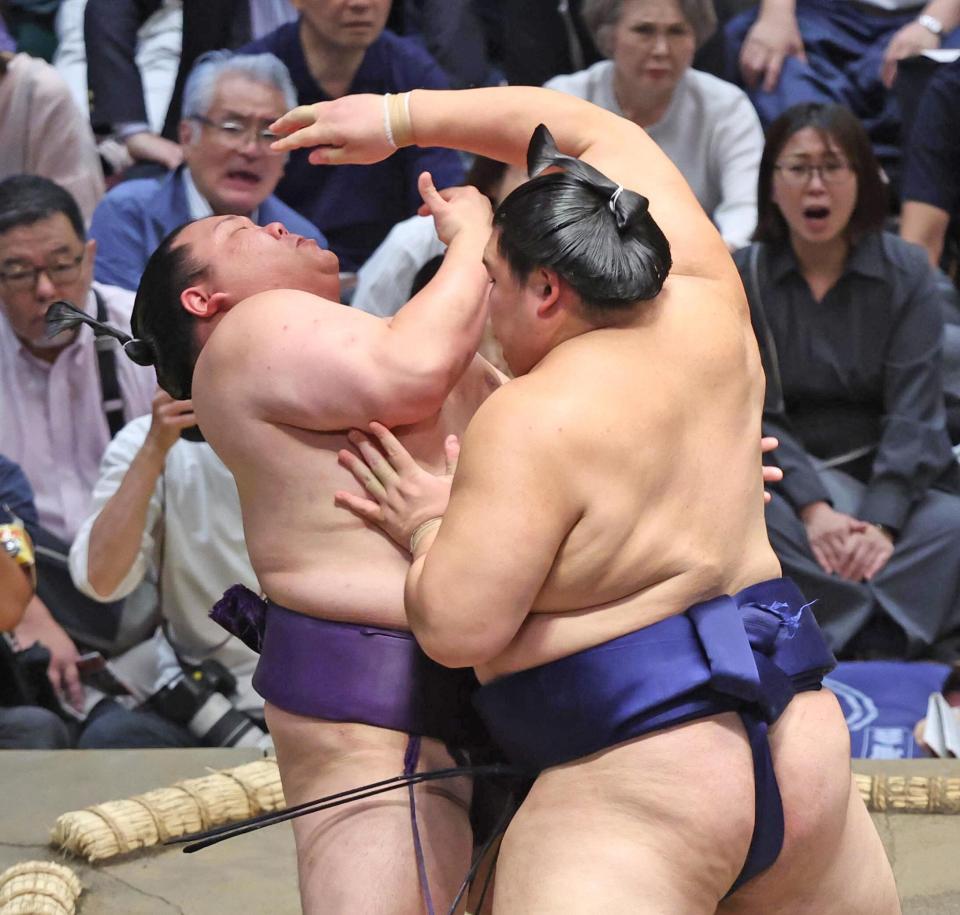 大の里（右）が押し出しで美ノ海を下す