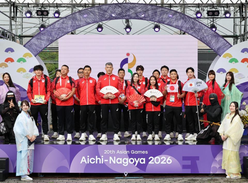 アジア大会の歓迎式典に参加した井上康生団長（前列左から４人目）ら日本選手団