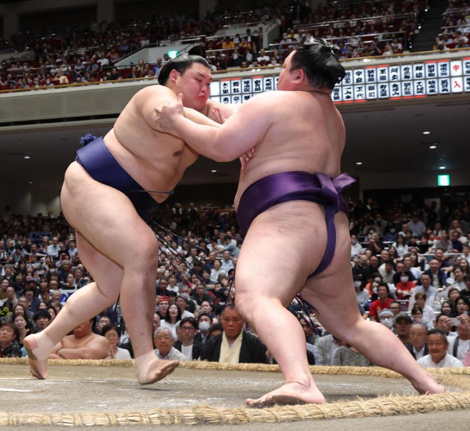 美ノ海（右）を押し出す大の里（撮影・棚橋慶太）