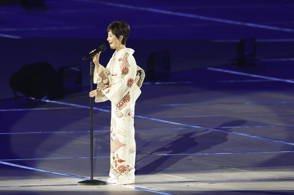 　開会式で国歌を独唱する戸田恵子