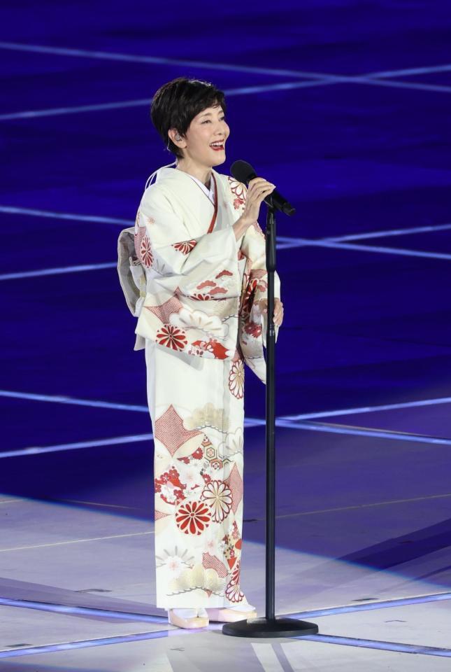 開会式で国歌を独唱する戸田恵子