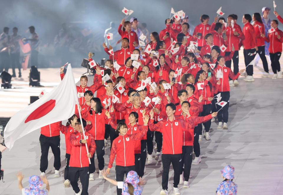 愛知・名古屋アジア大会の開会式で入場行進する日本選手団