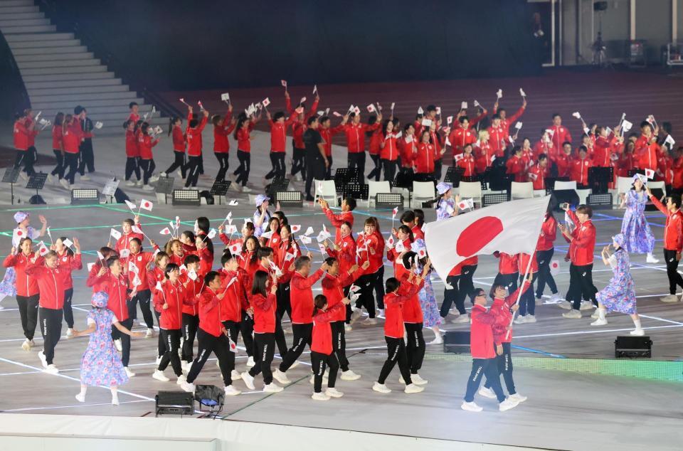 愛知・名古屋アジア大会の開会式で入場行進する日本選手団