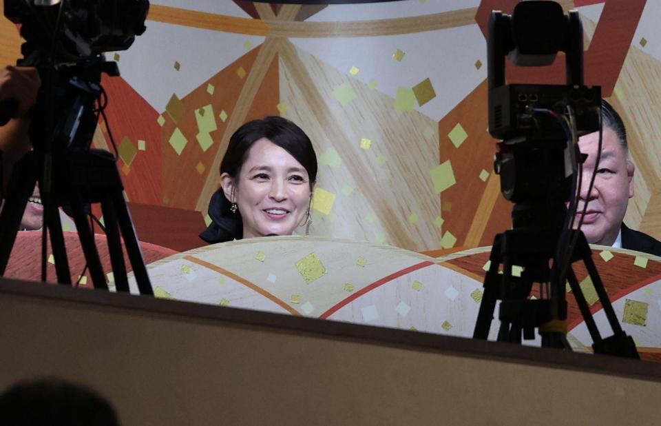 笑顔を見せる国仲涼子（撮影・棚橋慶太）