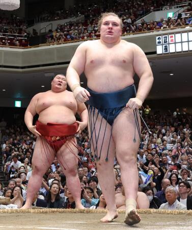 熱海富士（左）を寄り切りで破った安青錦（撮影・棚橋慶太）