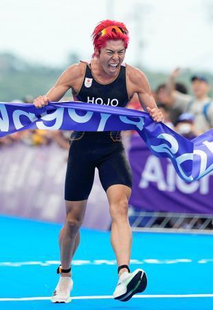 　愛知・名古屋アジア大会のトライアスロン男子で、大会第１号の金メダルを獲得した北條巧＝２０日、愛知県の蒲郡市内特設コース