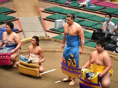 新序出世披露を行う砂武蔵（撮影・千葉大輝）