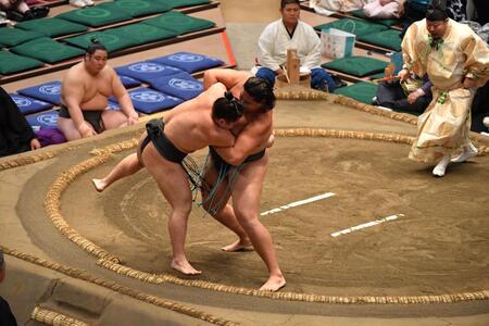 長内を極め倒しで下した天昇山（右）＝撮影・千葉大輝