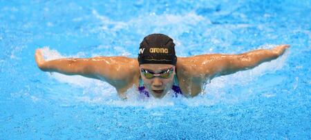 女子２００メートルバタフライで銅メダルを獲得した奥園心咲