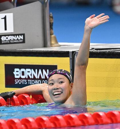 女子２００メートルバタフライ決勝　レースを終え観客に手を振る奥園心咲
