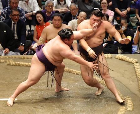 霧島（右）を押し出す美ノ海（撮影・吉澤敬太）