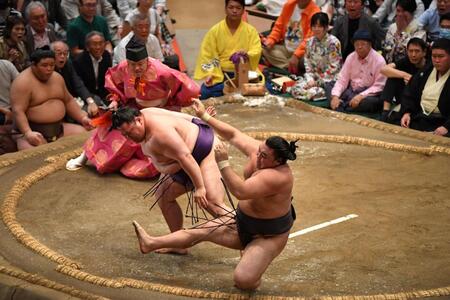 押し倒しで霧島（右）を破る美ノ海（撮影・千葉大輝）
