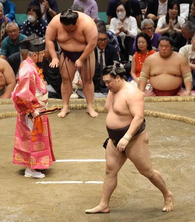 美ノ海（奥）に押し出された霧島（撮影・吉澤敬太）