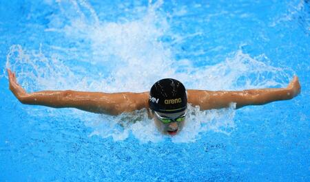 男子２００メートル個人メドレー　力泳する小島夢貴