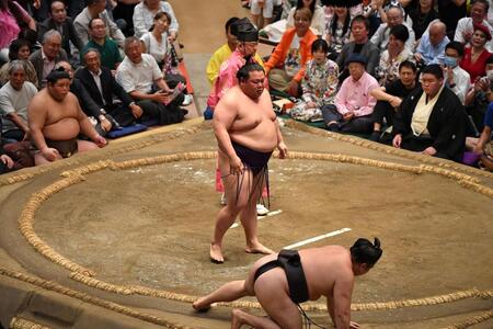 押し倒しで霧島（手前）を破った美ノ海（撮影・千葉大輝）