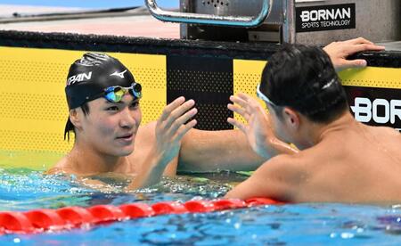男子２００メートル個人メドレー決勝　小島夢貴（右）と健闘をたたえ合う松下知之