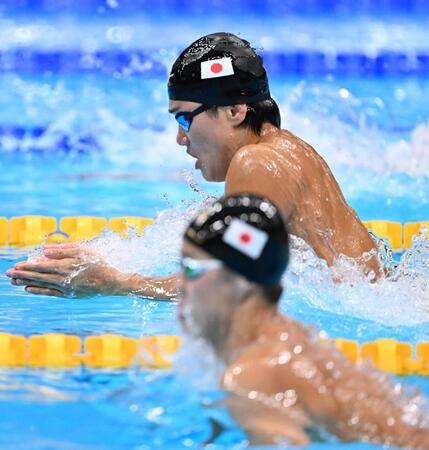 男子２００メートル個人メドレー決勝　力泳する松下知之。手前は小島夢貴
