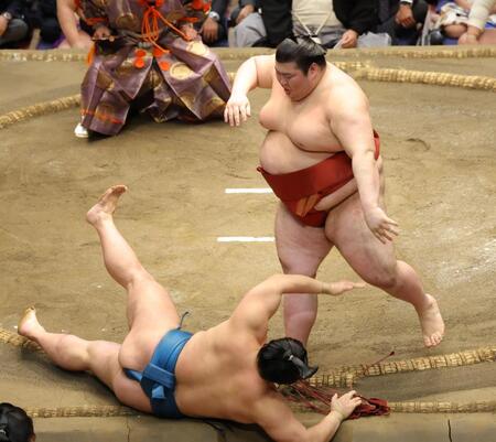 琴栄峰（下）を突き落とす熱海富士（撮影・吉澤敬太）
