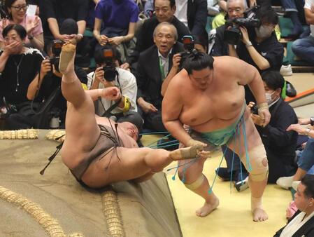 琴桜（右）を押し出した伯乃富士（撮影・吉澤敬太）