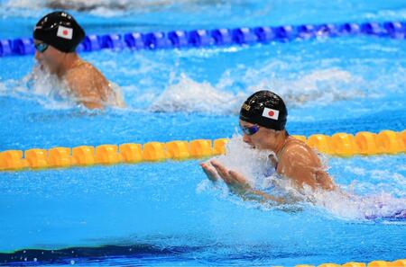 女子５０メートル平泳ぎで銀メダルを獲得した鈴木聡美（右）と４位の加藤心冨　